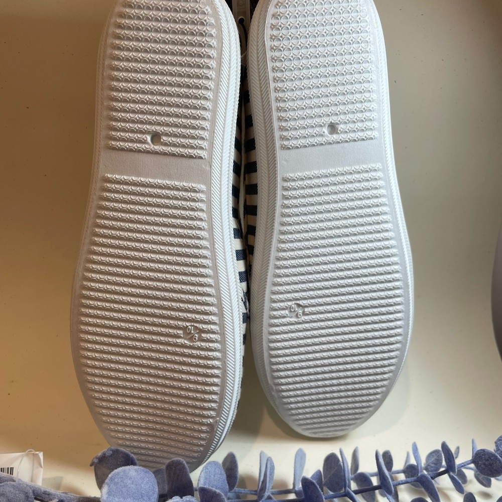 women’s slip on shoes 9/10 NWT - Picture 3 of 3